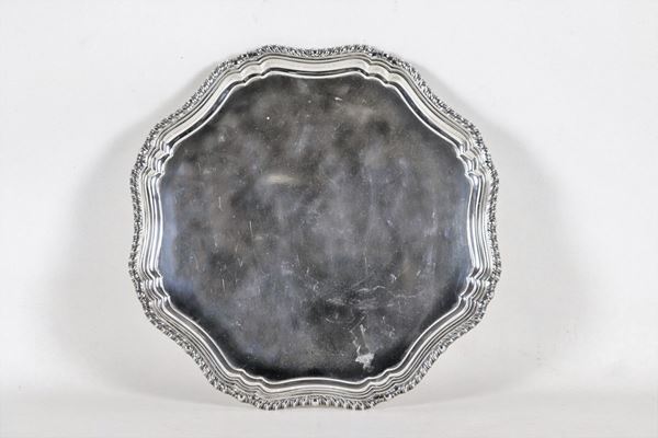 Large silver salver from the George VI period with a rounded arched shape, supported by four curved feet gr. 1010