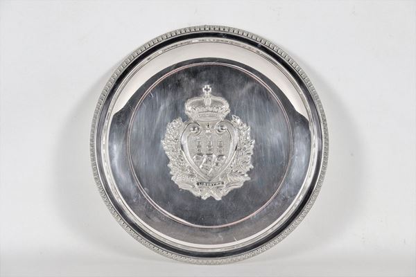 Large wall plate in silver title 925 with poded edge, in the center chiseled and embossed emblem in relief gr. 820