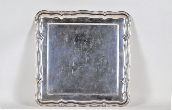 Large square tray in 925 Sterling silver with arched edge, supported by four feet gr. 1850