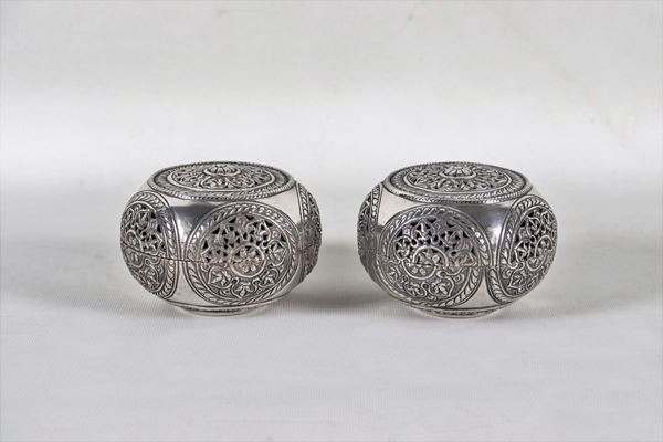 Coppia di scatole rotonde per pot-pourri in argento orientale interamente cesellate, sbalzate e traforate gr. 650