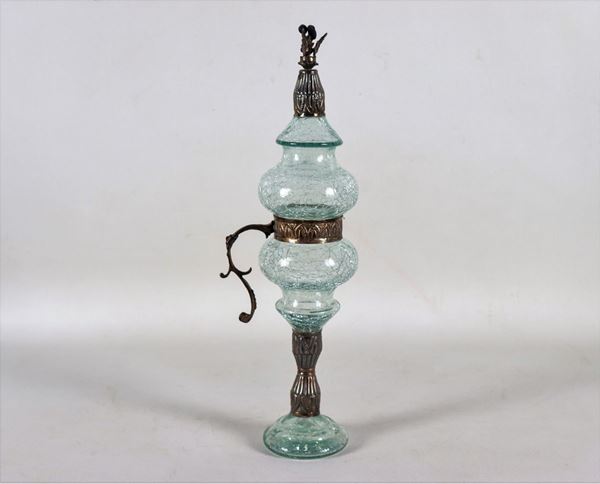 Modello di antico vaso in vetro soffiato e argento sbalzato eseguito dall'artista e designer tunisina Sadika Keskes 