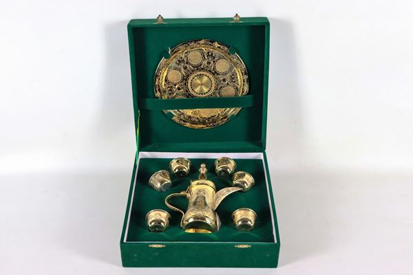 Oriental coffee service in gilded silver with chiseled decorations with floral motifs and coat of arms of the Emirate of Qatar (8 pcs) gr. 810