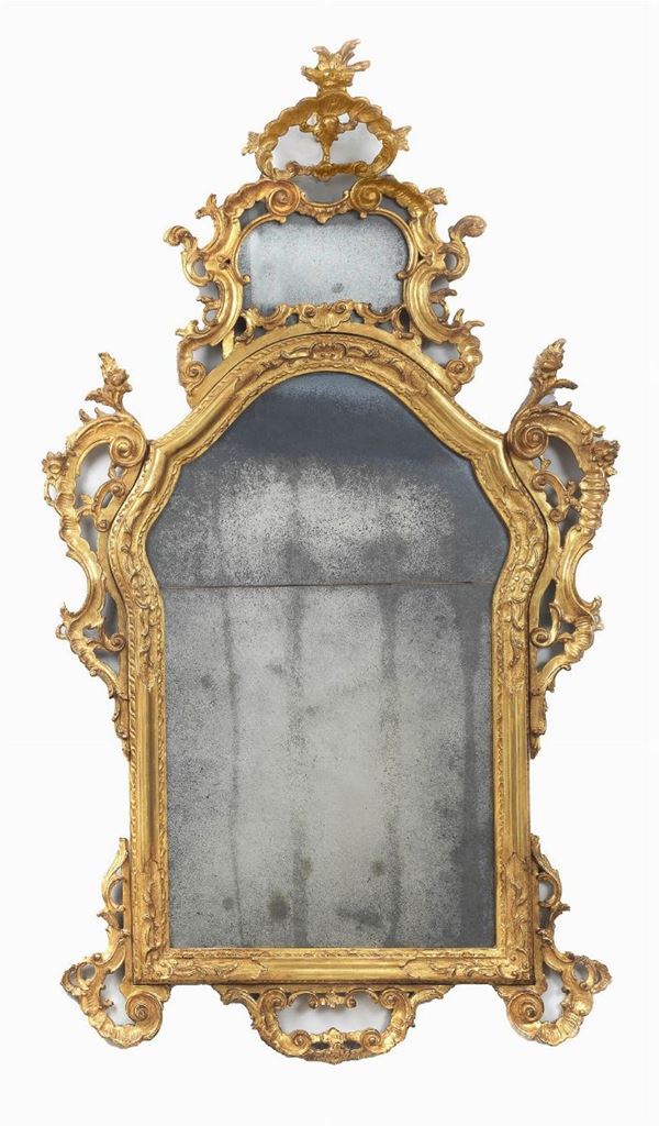 Antica specchiera veneta Luigi XV in legno dorato ed intagliato a motivi di ricci, foglie d'acanto e volute floreali