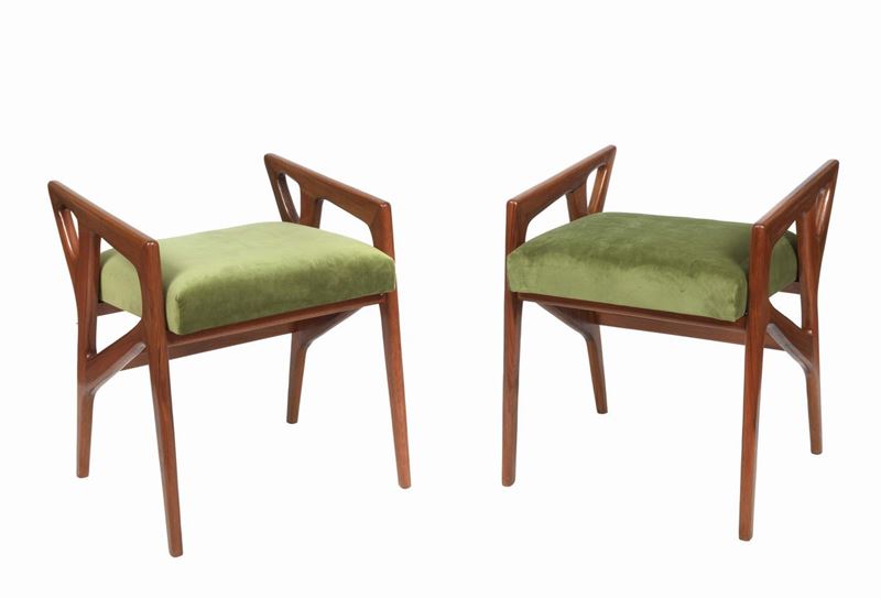 Coppia di sgabelli in noce attribuiti a Gio Ponti, copertura in velluto verde