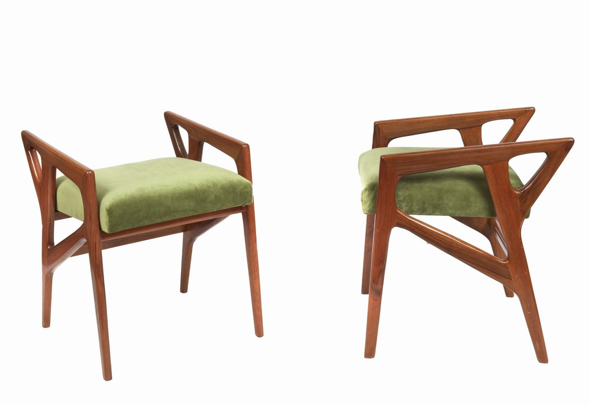 Coppia di sgabelli in noce attribuiti a Gio Ponti, copertura in velluto verde