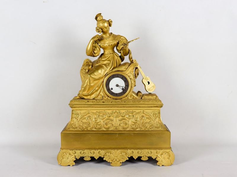 Antica pendola da tavolo francese in bronzo dorato e cesellato con scultura di giovane dama con s...