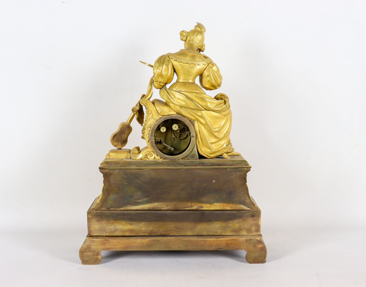 Antica pendola da tavolo francese in bronzo dorato e cesellato con scultura di giovane dama con s...