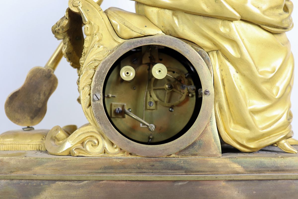 Antica pendola da tavolo francese in bronzo dorato e cesellato con scultura di giovane dama con s...