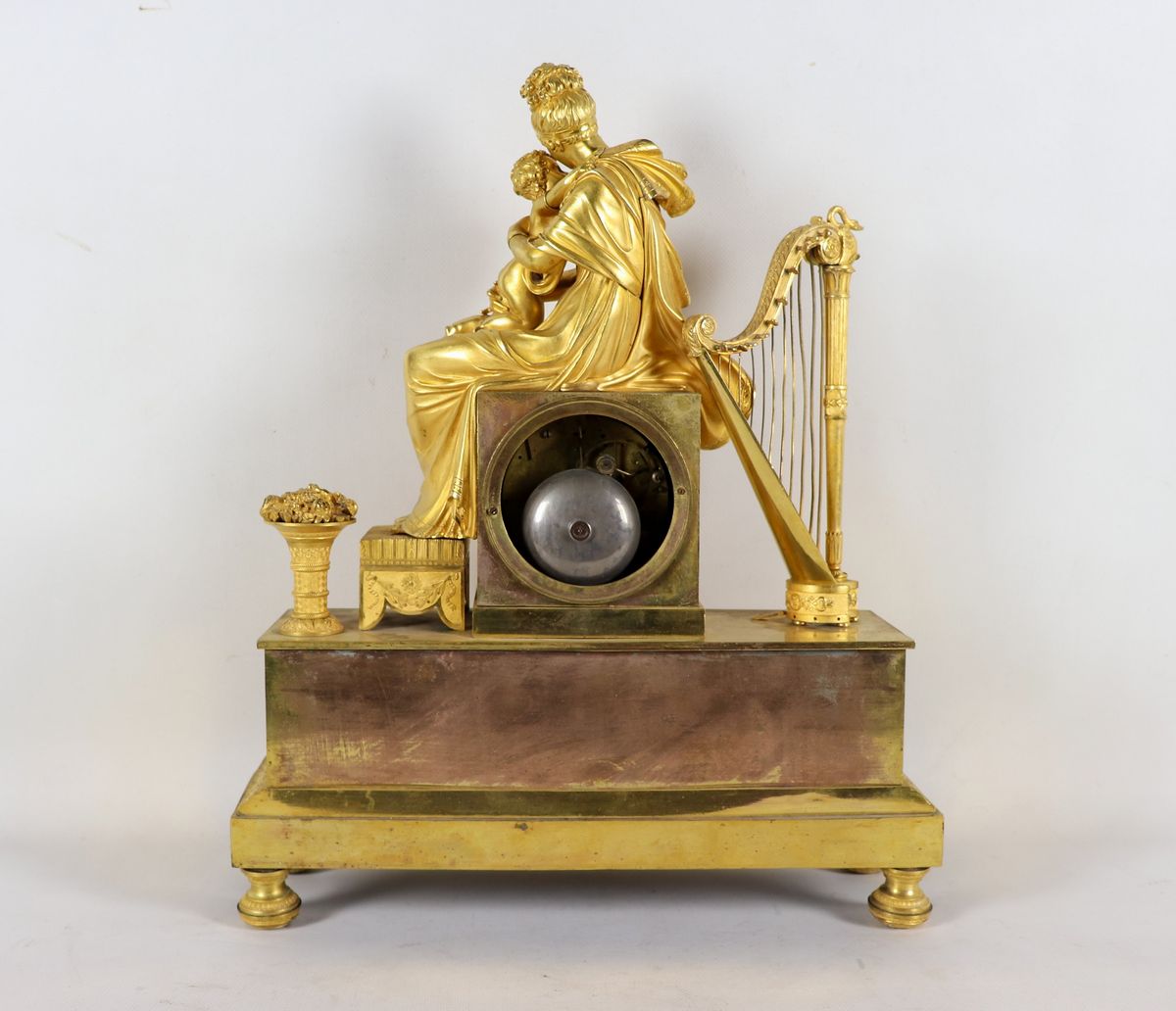 Pendola da tavolo in bronzo dorato e cesellato con scultura di nobildonna con figlioletto, arpa e...
