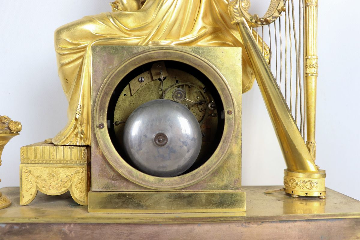 Pendola da tavolo in bronzo dorato e cesellato con scultura di nobildonna con figlioletto, arpa e...