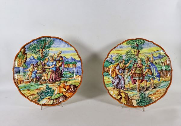Coppia di piatti da muro in maiolica toscana smaltata, decorati e variopinti con scene dell'Antica Roma