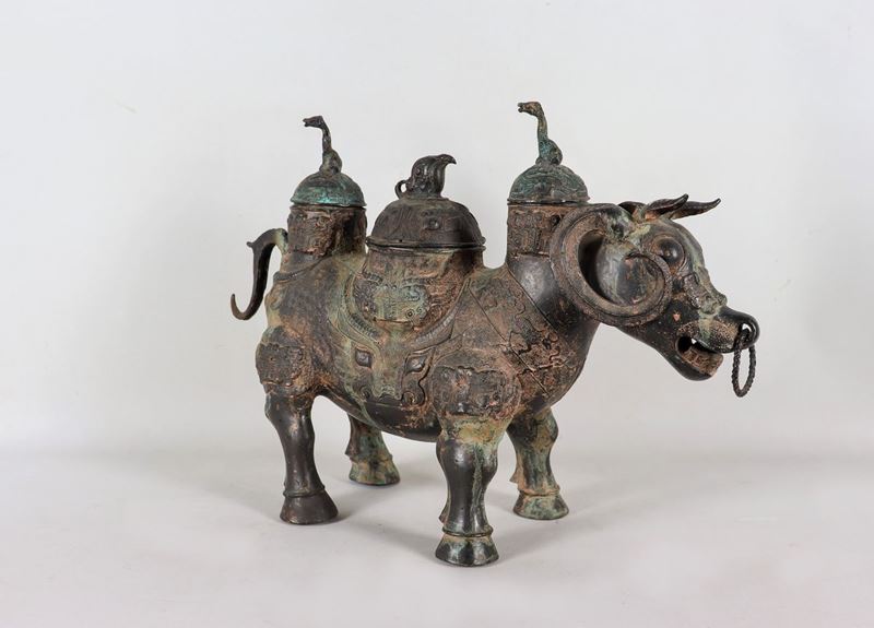 Antica scultura orientale in bronzo "Bufalo"
