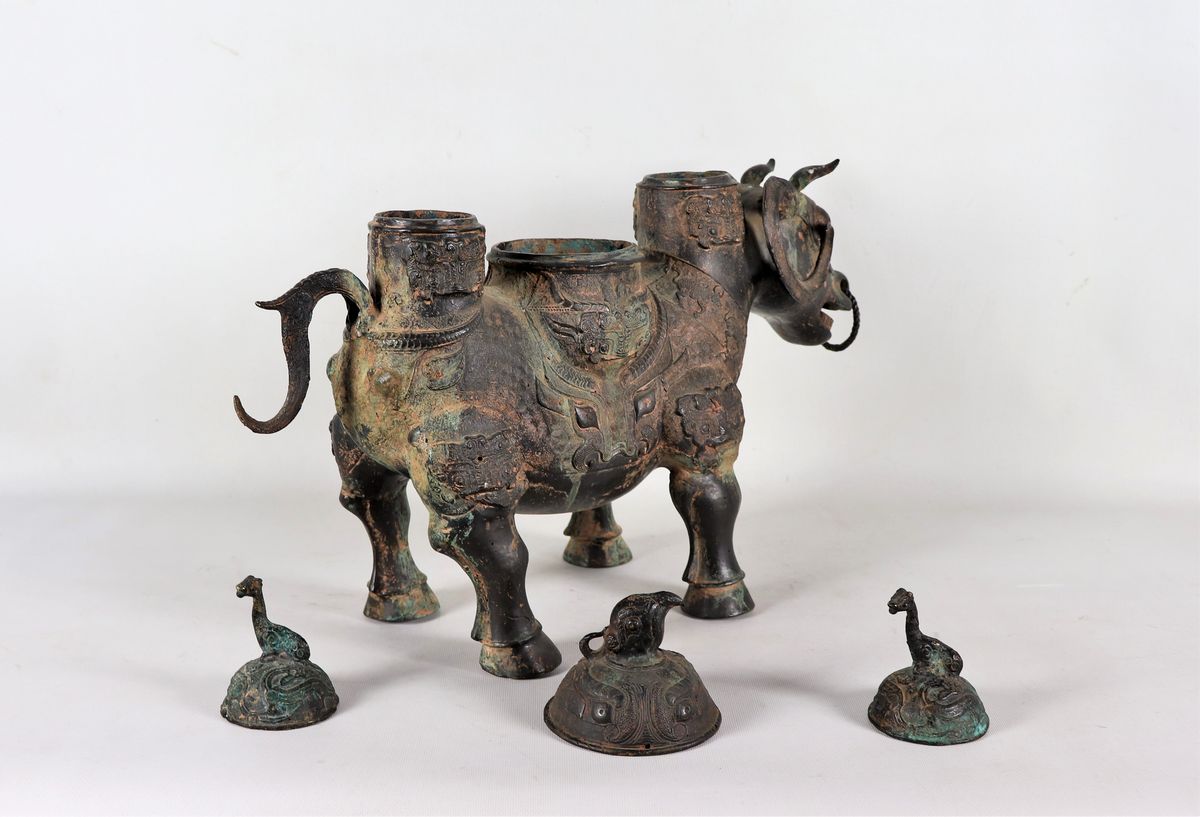 Antica scultura orientale in bronzo "Bufalo"