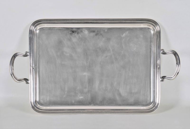 Vassoio rettangolare in argento con due manici e bordo sbalzato gr. 1180