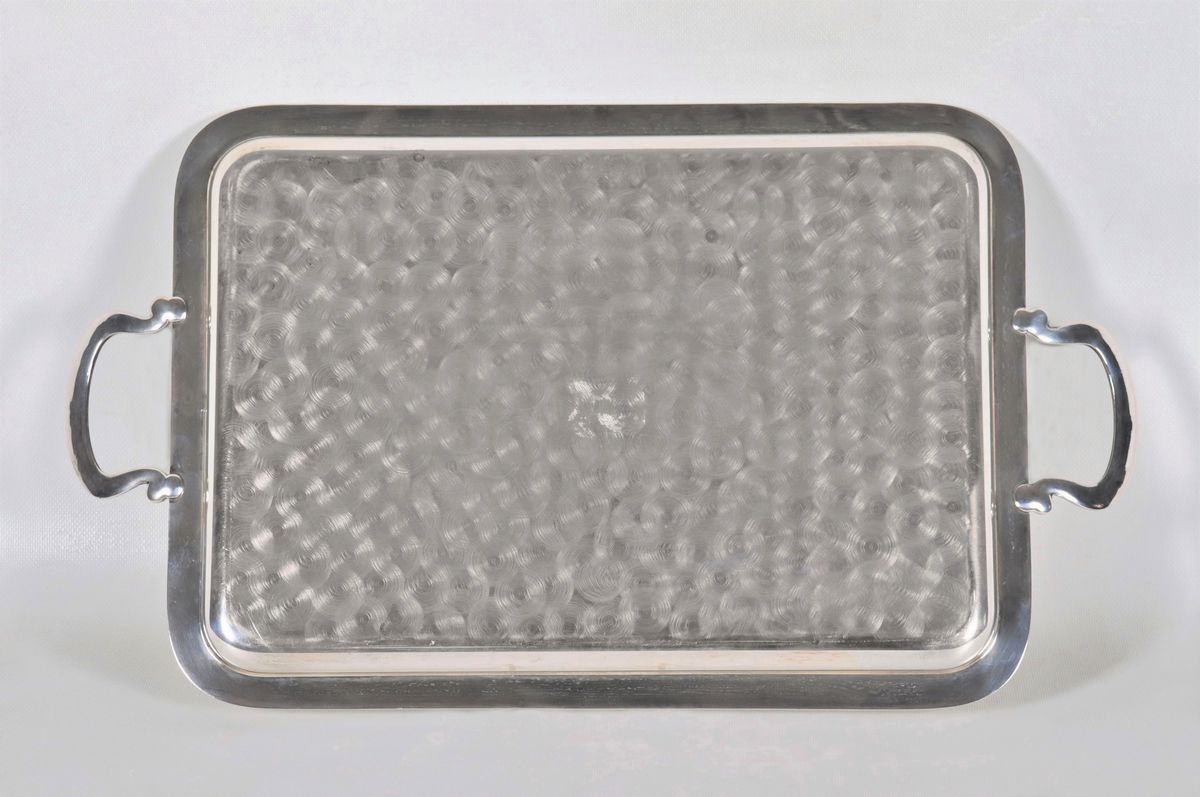 Vassoio rettangolare in argento con due manici e bordo sbalzato gr. 1180