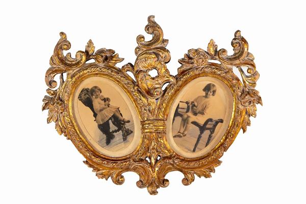 Doppia cornice portaritratti in legno dorato ed intagliato a motivi Luigi XV