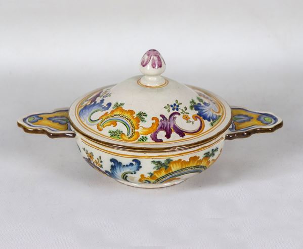 Small polychrome majolica tureen with floral scroll decorations and acanthus leaves