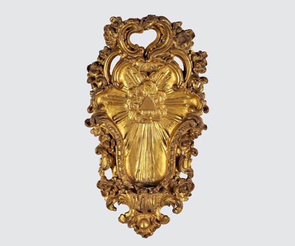 Acquasantiera Luigi XV in legno dorato e riccamente intagliato