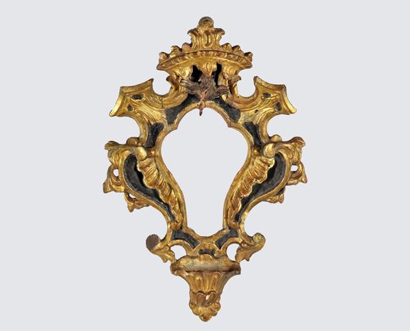 Acquasantiera Luigi XV in legno dorato, laccato ed intagliato