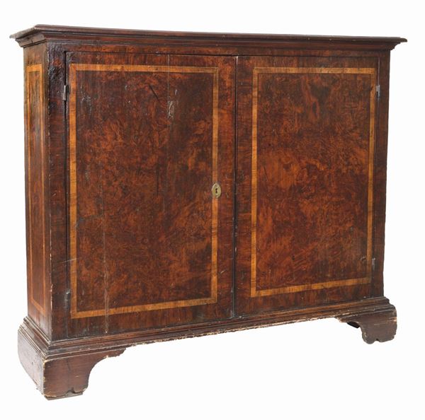 Antique Tuscan sideboard in walnut with two doors with satin wood inlays with geometric bands motifs