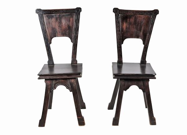 Coppia di antiche sedie a sgabello in noce con schienali sagomati ed intagliati, quattro gambe ricurve