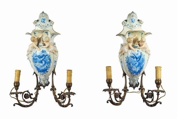 Coppia di antiche appliques in porcellana policroma di Capodimonte e bronzo