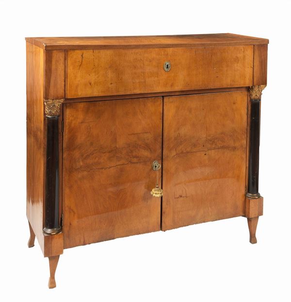 Credenza toscana Impero in legno satinato con tiretto centrale a calatoia formante scrittoio