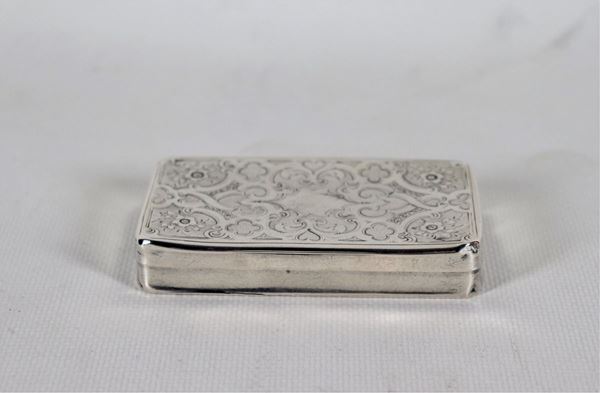 Snuffbox in chiseled and embossed silver with floral interweaving Gr. 60