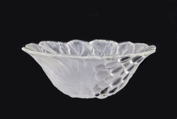 Flower-shaped crystal fruit bowl worked in relief