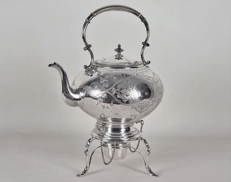 Antico Samovar con spiritiera in sheffield sbalzato e cesellato a motivi di intrecci di volute di...