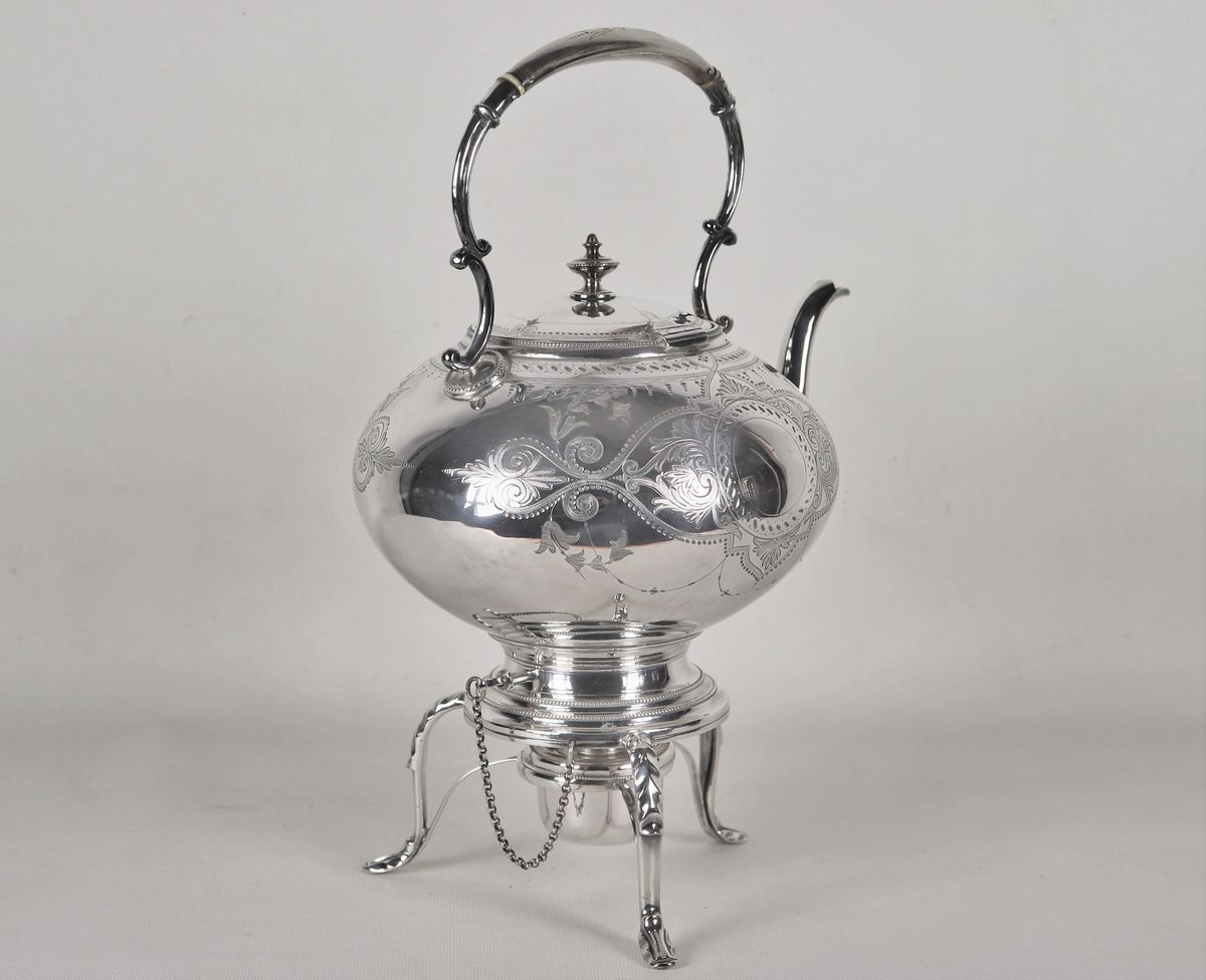 Antico Samovar con spiritiera in sheffield sbalzato e cesellato a motivi di intrecci di volute di...