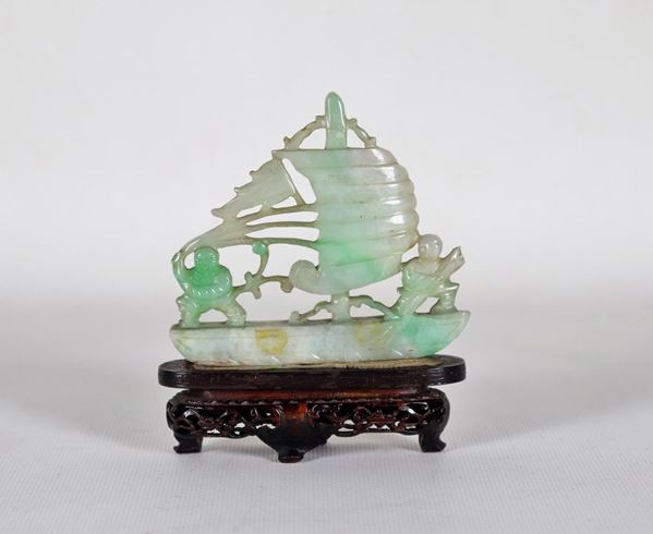 Small Chinese sculpture in green jade "Boat with fishermen"