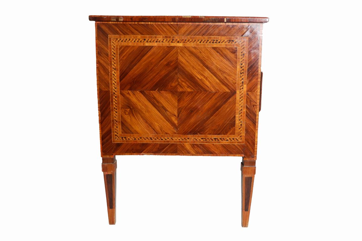 Antica scrivania da centro Luigi XVI in ebano viola, bois de rose e bois de violette con intarsi ...