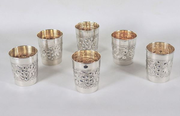 Lotto di sei bicchieri in argento, sbalzati e cesellati a motivi di tralci e grappoli d'uva, interno in vermeil, gr. 720