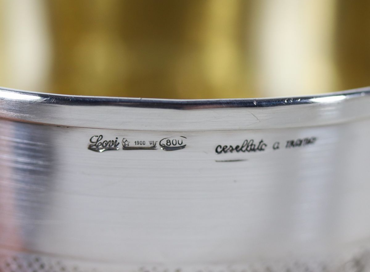 Lotto di sei bicchieri in argento, sbalzati e cesellati a motivi di tralci e grappoli d'uva, inte...