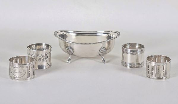 Lot in chiseled and embossed silver of an oval tray with feet and four napkin holders, (5 pcs) gr. 250