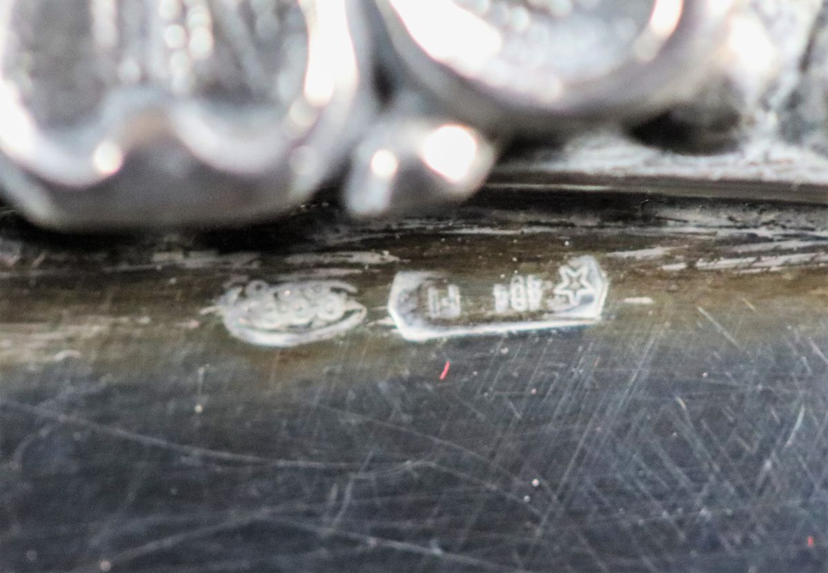 Fruttiera sagomata in argento, cesellata e sbalzata a motivi Luigi XVI e sorretta da quattro pied...