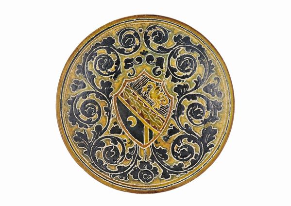 Large parade plate in glazed majolica, with blue floral decorations and noble coat of arms in the center