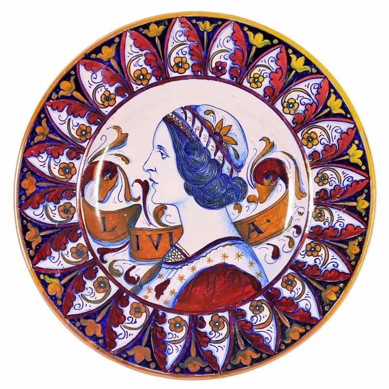 Piatto da parata in maiolica lustrata Gualdo Tadino a varie policromie, al centro "Volto di nobil...
