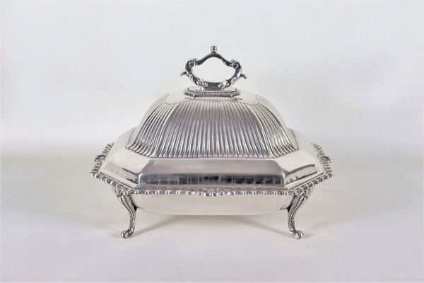 Zuppiera ottagonale in argento, cesellata e sbalzata a motivi baccellati e conchiglie, sorretta da quattro piedini ricurvi, gr. 1750
