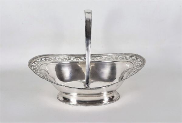 Cesto in argento Giorgio III a forma ovale con manico, bordo cesellato, sbalzato e traforato ad intrecci floreali, gr. 830