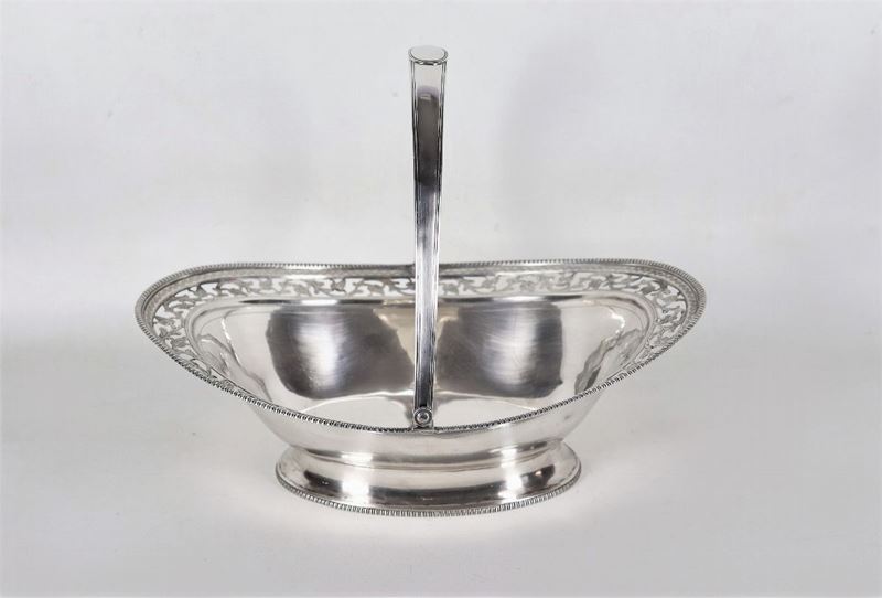 Cesto in argento Giorgio III a forma ovale con manico, bordo cesellato, sbalzato e traforato ad i...