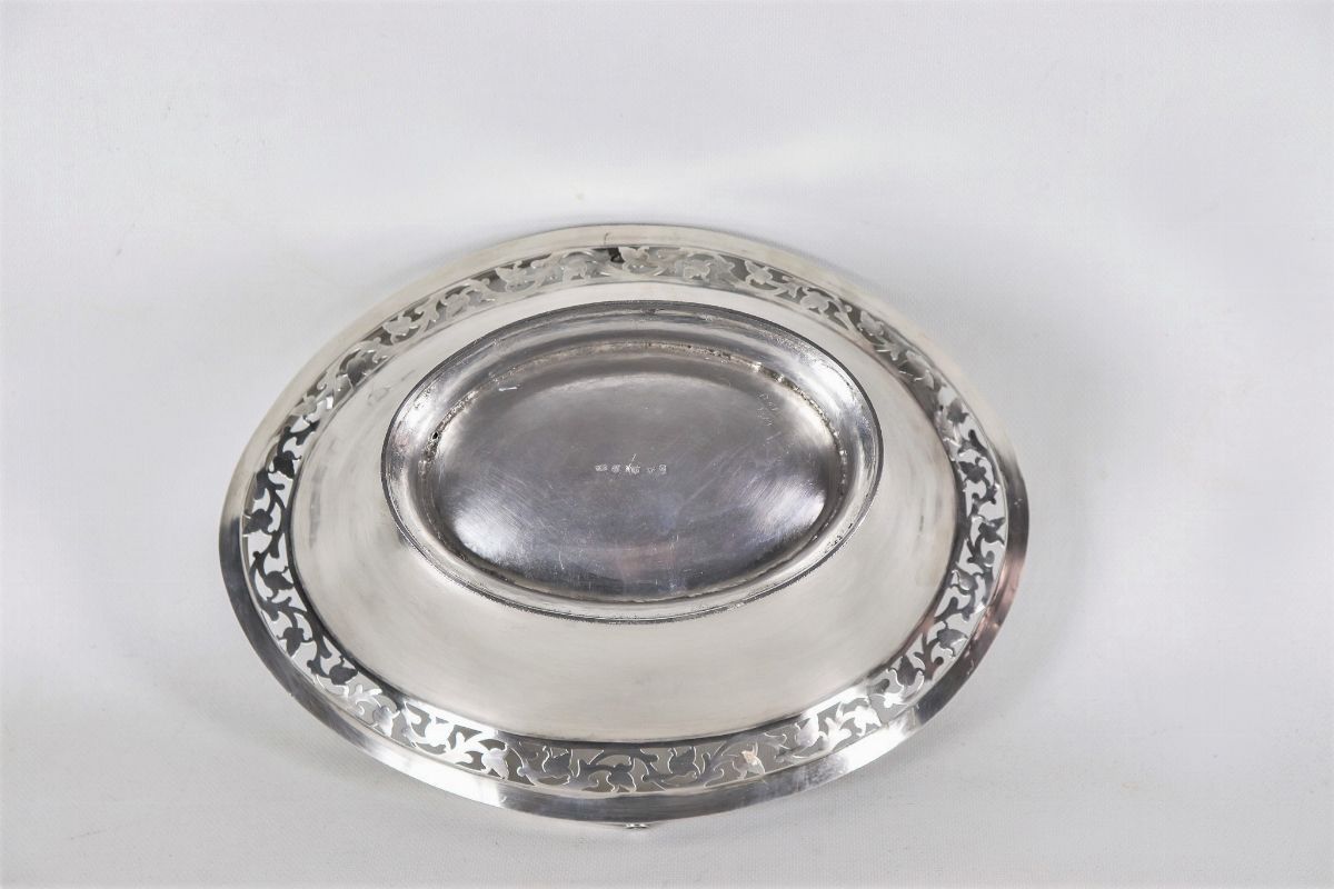 Cesto in argento Giorgio III a forma ovale con manico, bordo cesellato, sbalzato e traforato ad i...