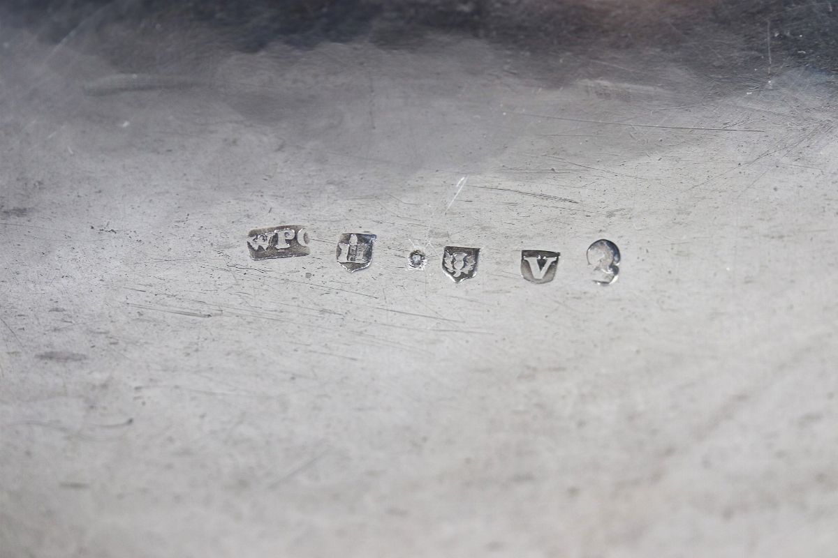 Cesto in argento Giorgio III a forma ovale con manico, bordo cesellato, sbalzato e traforato ad i...