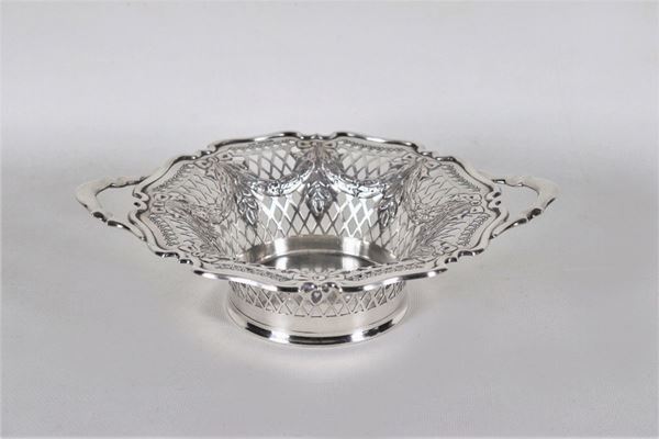 Round basket in silver Edward VII with two handles, chiseled, embossed and pierced with motifs of garlands and bows, gr. 450