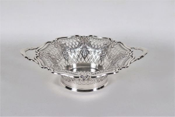 Cestino tondo in argento Edoardo VII con due manici, cesellato, sbalzato e traforato a motivi di ghirlande e fiocchi, gr. 450