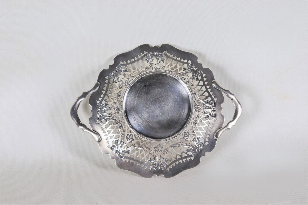 Cestino tondo in argento Edoardo VII con due manici, cesellato, sbalzato e traforato a motivi di ...