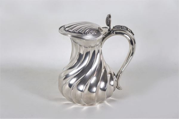 Torchon embossed silver carafe with shell-shaped lid, gr. 760