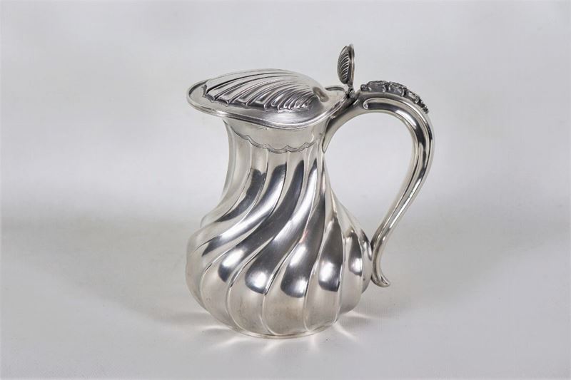 Caraffa in argento sbalzato a torchon con coperchio a forma di conchiglia, gr. 760