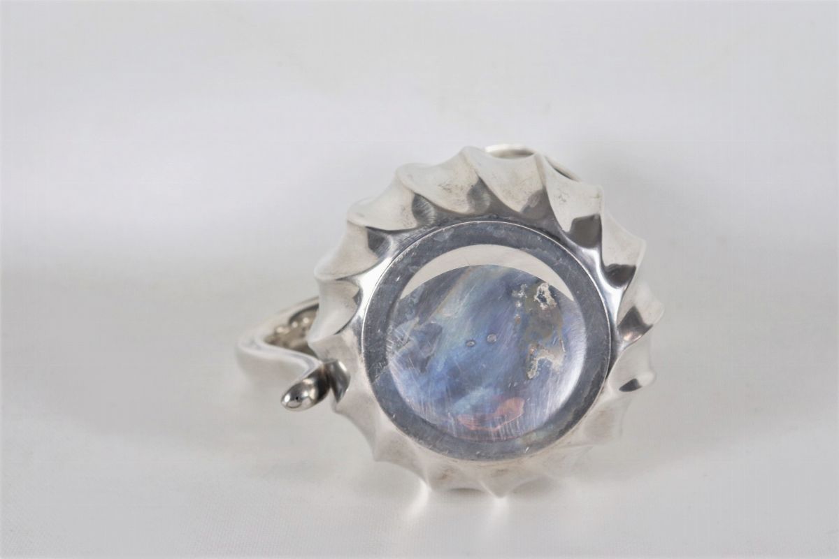 Caraffa in argento sbalzato a torchon con coperchio a forma di conchiglia, gr. 760